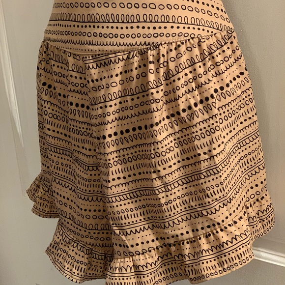 Audrey 3+1 ruffle hem tan shorts w/ black print - Picture 3 of 5